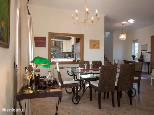 Woonkamer met eettafel